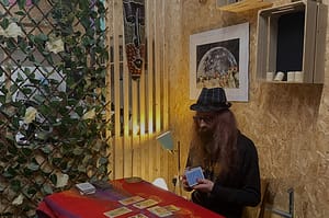 Gord shuffling tarot cards