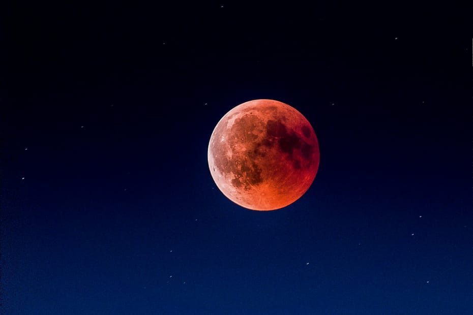 blood moon at night time